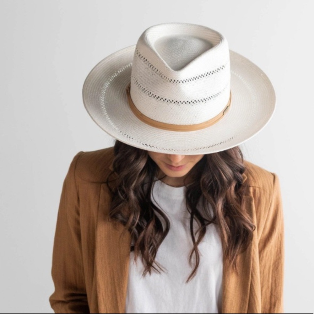 Gigi Pip | Arlo in cream with tan band.